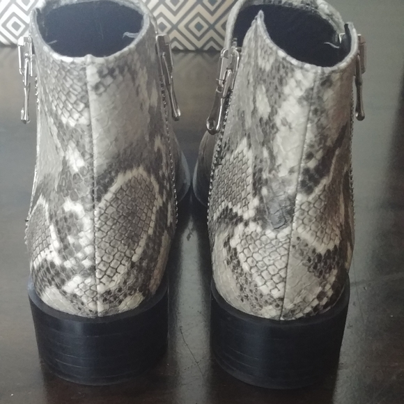 NEW 🌺 Steve Madden Snakeskin Ankle Booties - Picture 6 of 8